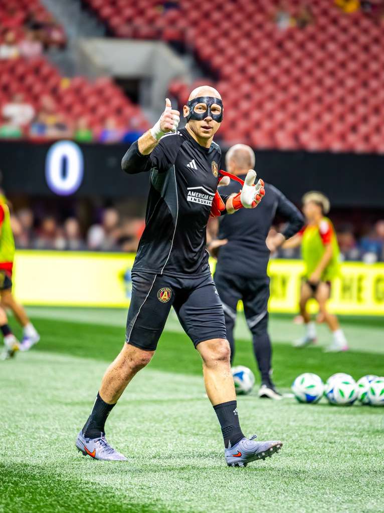 Brad Guzan Pendura as Luvas: Lenda Americana Encerra Carreira Histórica aos 41 Anos